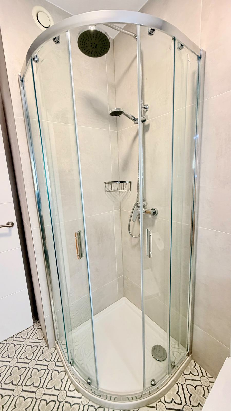 Ducha con mampara de cristal
