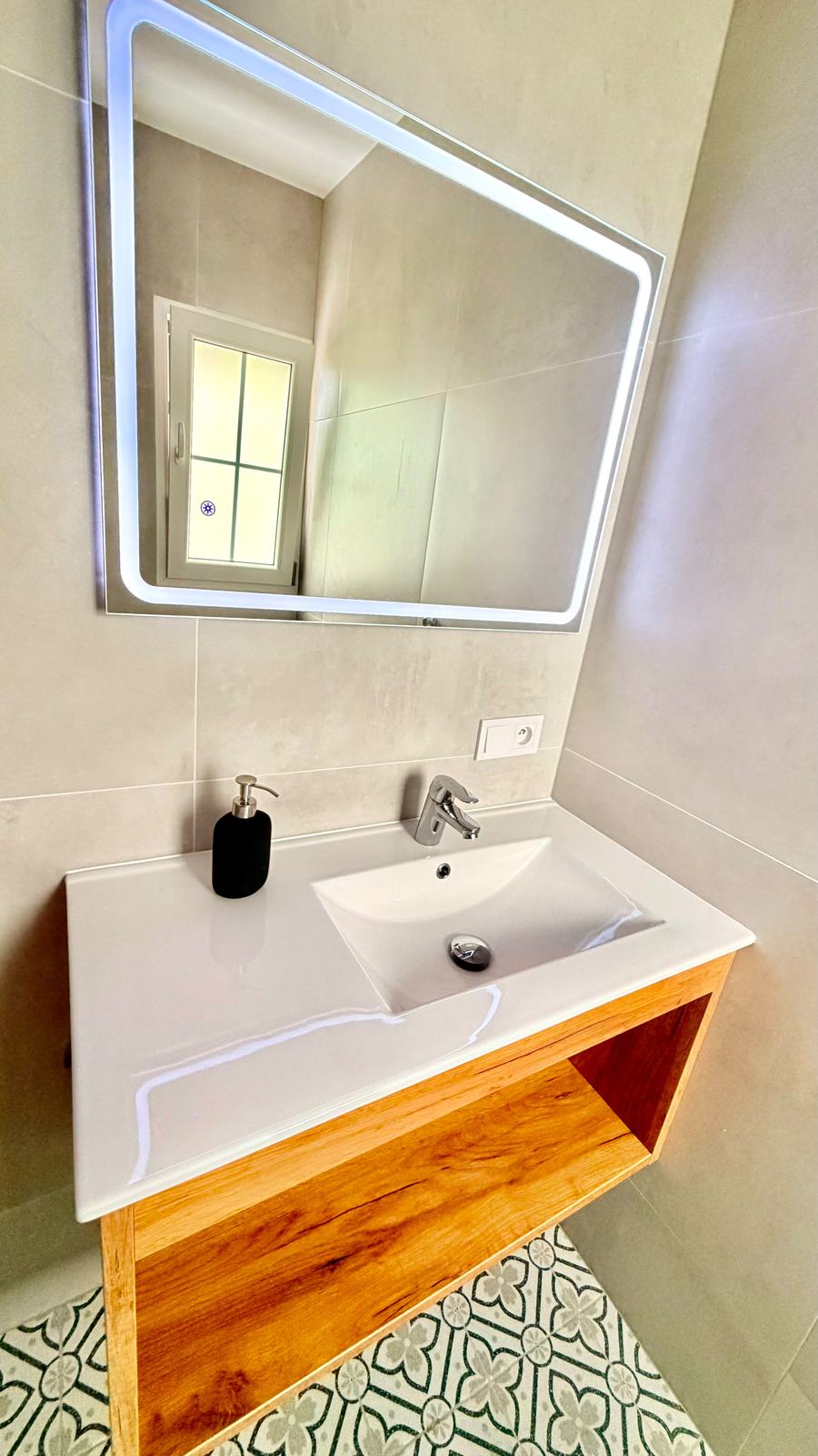 Lavabo con espejo retroiluminado