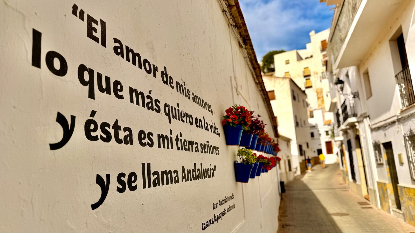 Calle de Casares con un poema pintado en la pared