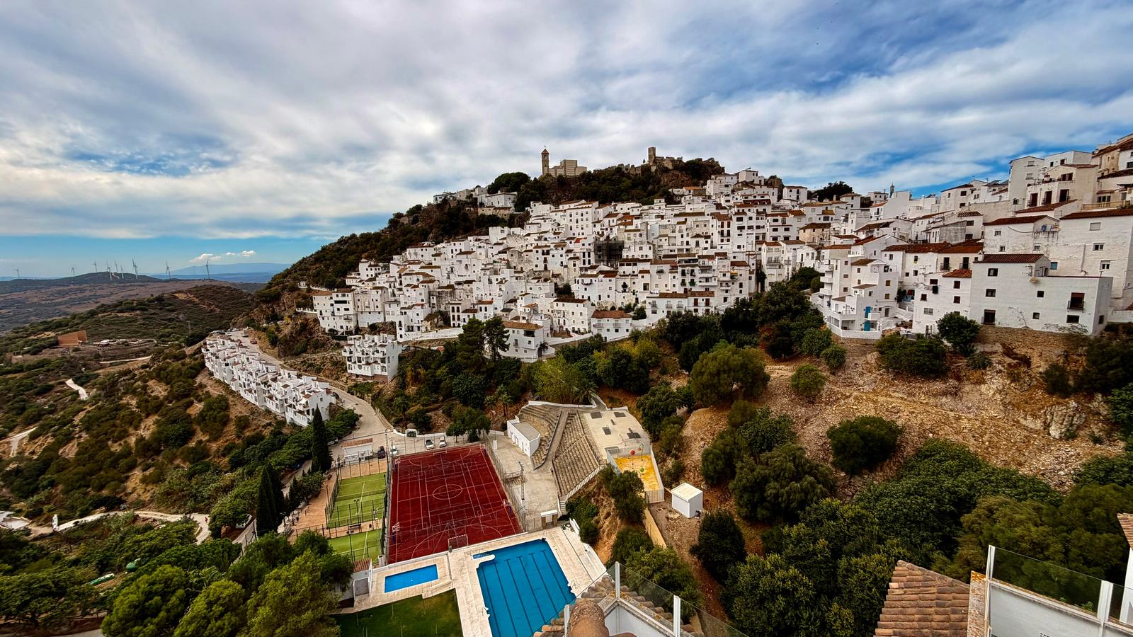 Panorámica de Casares sobre la sierra