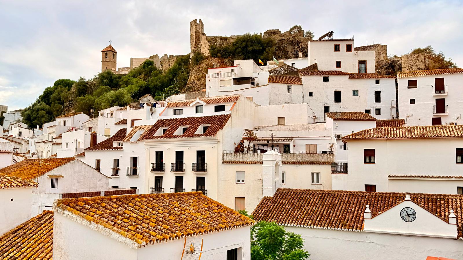 Casas blancas bajo el castillo de Casares