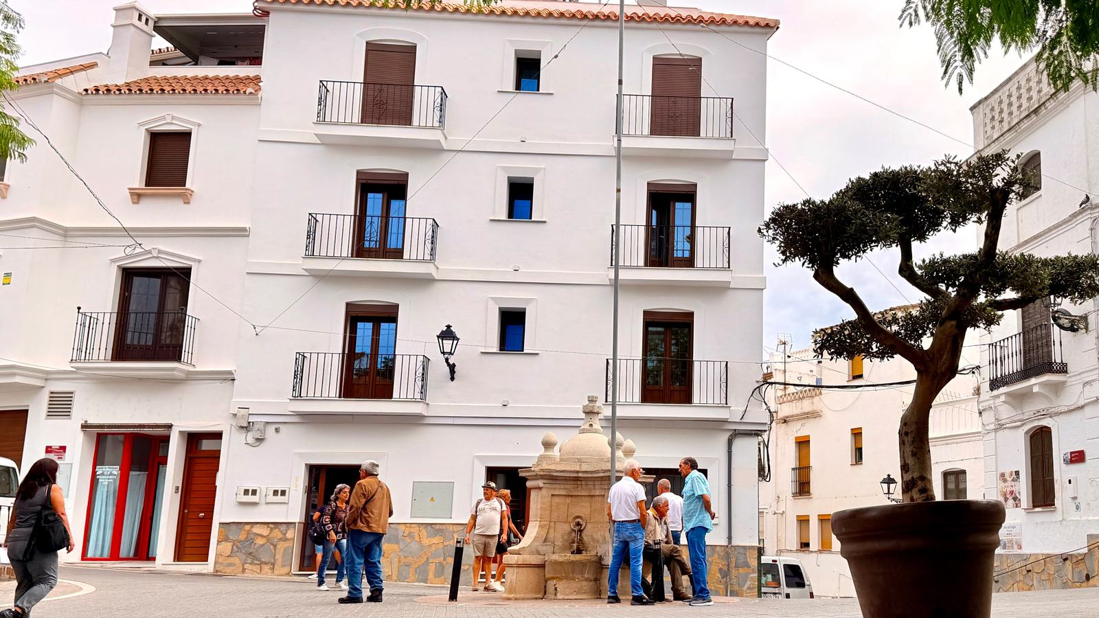 Fachada blanca del edificio Casares Plaza con balcones de forja en la Plaza de España