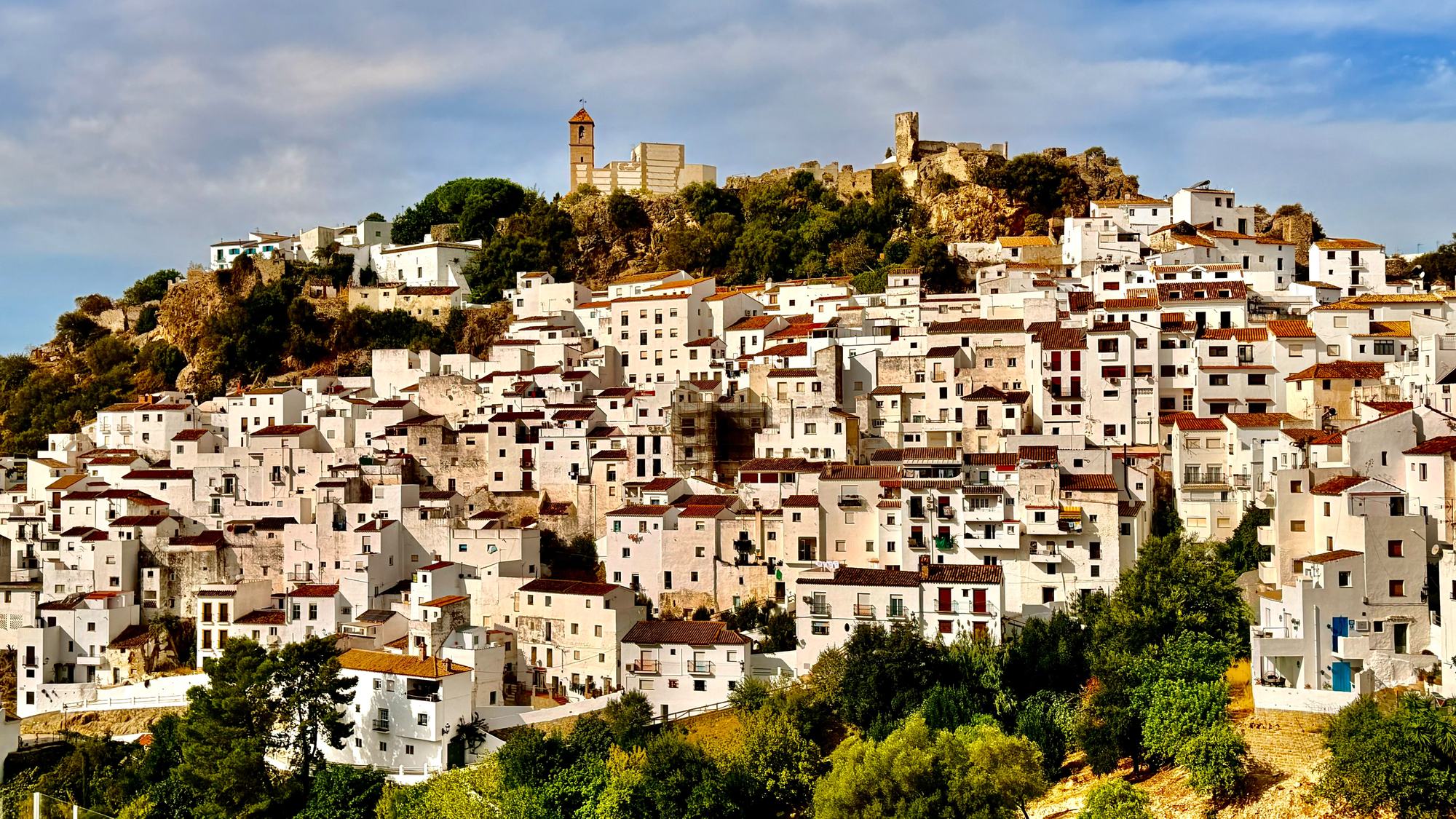 Vista de Casares, pueblo blanco encaramado en la sierra con el castillo en lo alto
