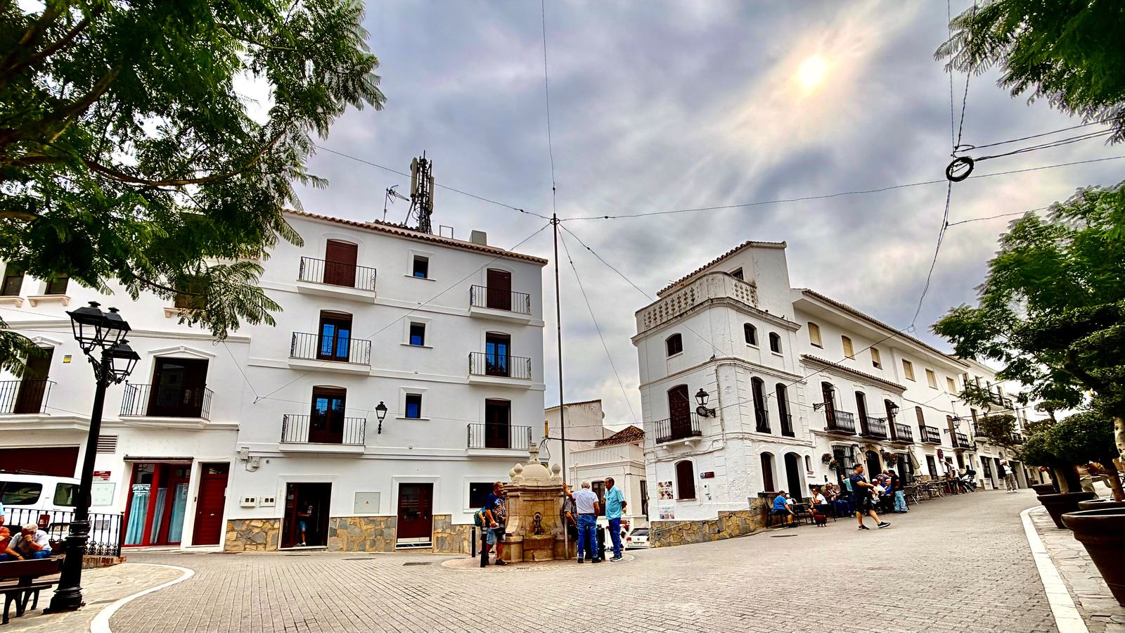 Plaza de España de Casares con la fuente y el edificio