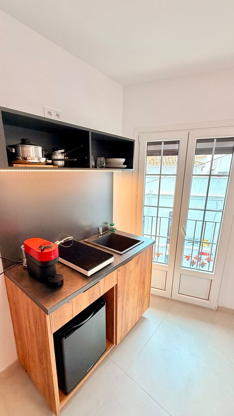 Cocinita con placa, fregadero y nevera