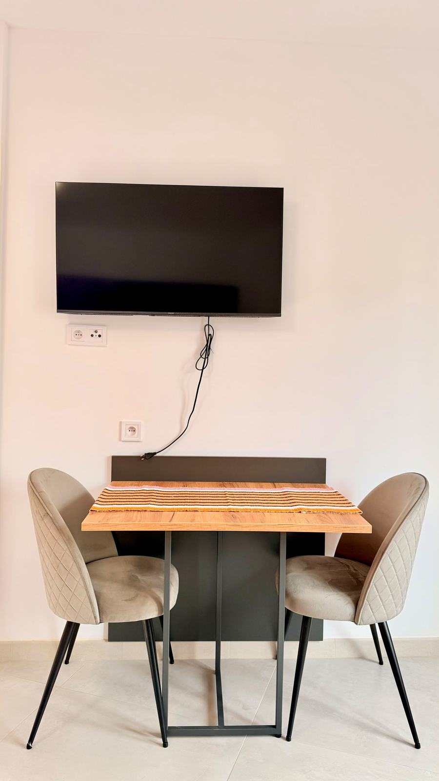 Mesa de comedor con dos sillas