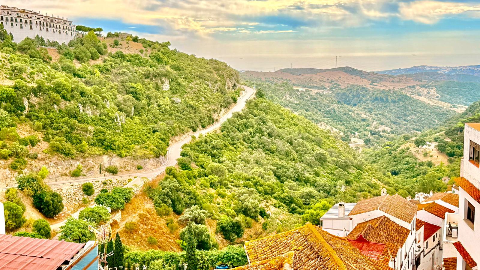 Valle verde y carretera de montaña cerca de Casares