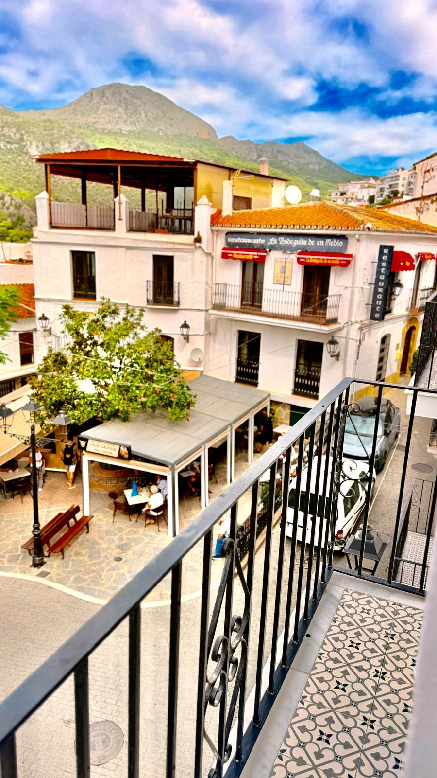 Vista desde el balcón sobre la plaza