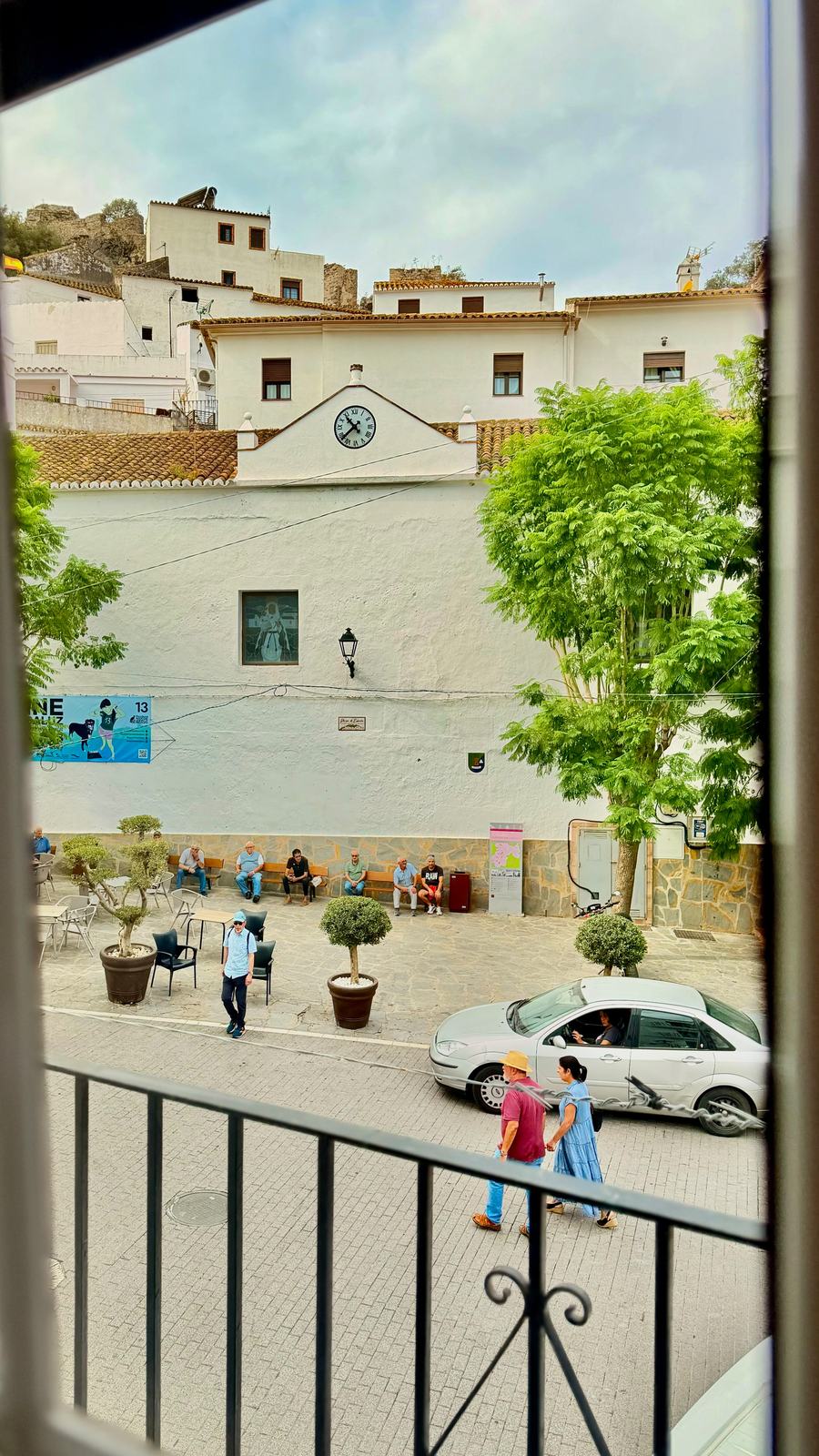 La plaza vista entre las rejas del balcón